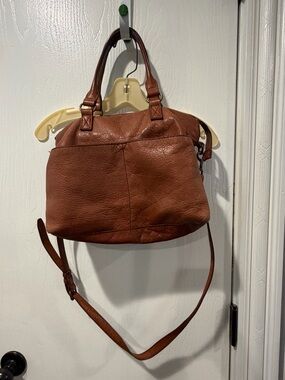 Classic Tan Leather Shoulder Bag with Adjustable Crossbody Strap
